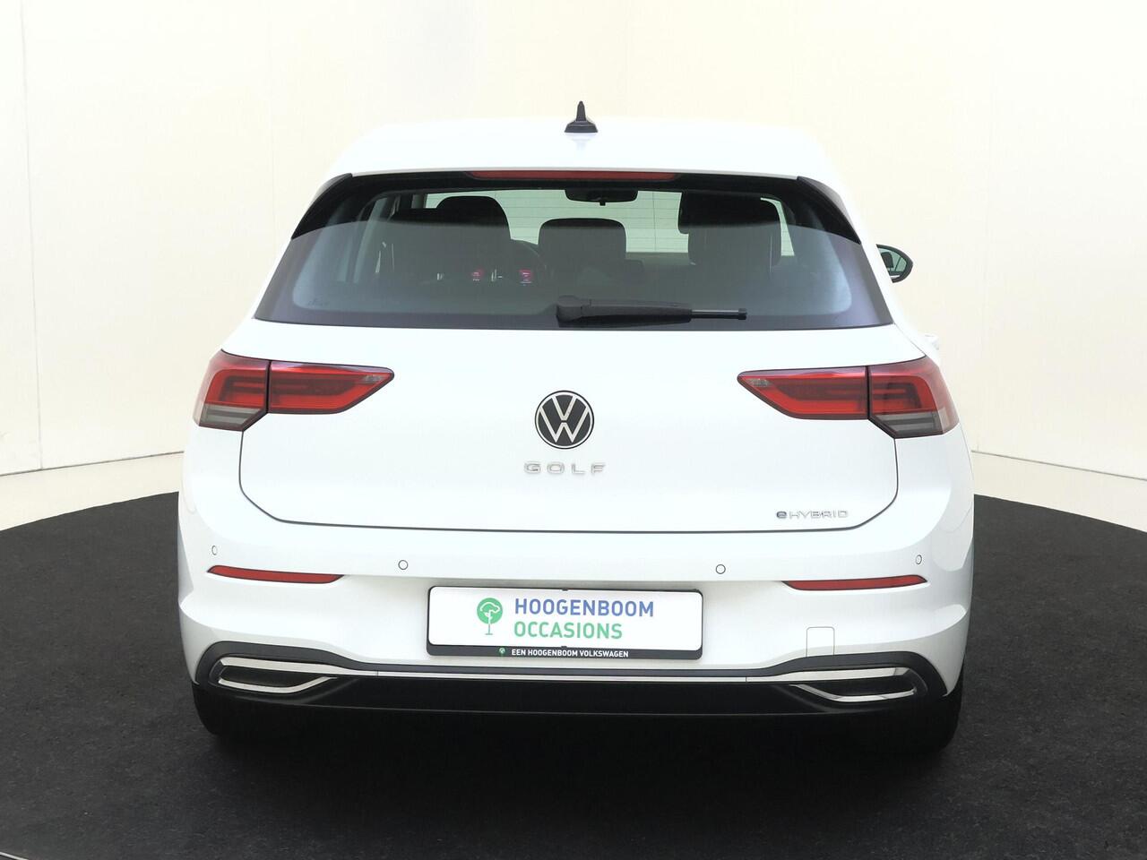 Volkswagen GOLF 1.4 eHybrid Style | Parkeersensoren | 3-zone airco | Stoel- en stuurwielverwarming | Adaptieve cruise control | CarPlay | Navigatie | Digital cockpit |
