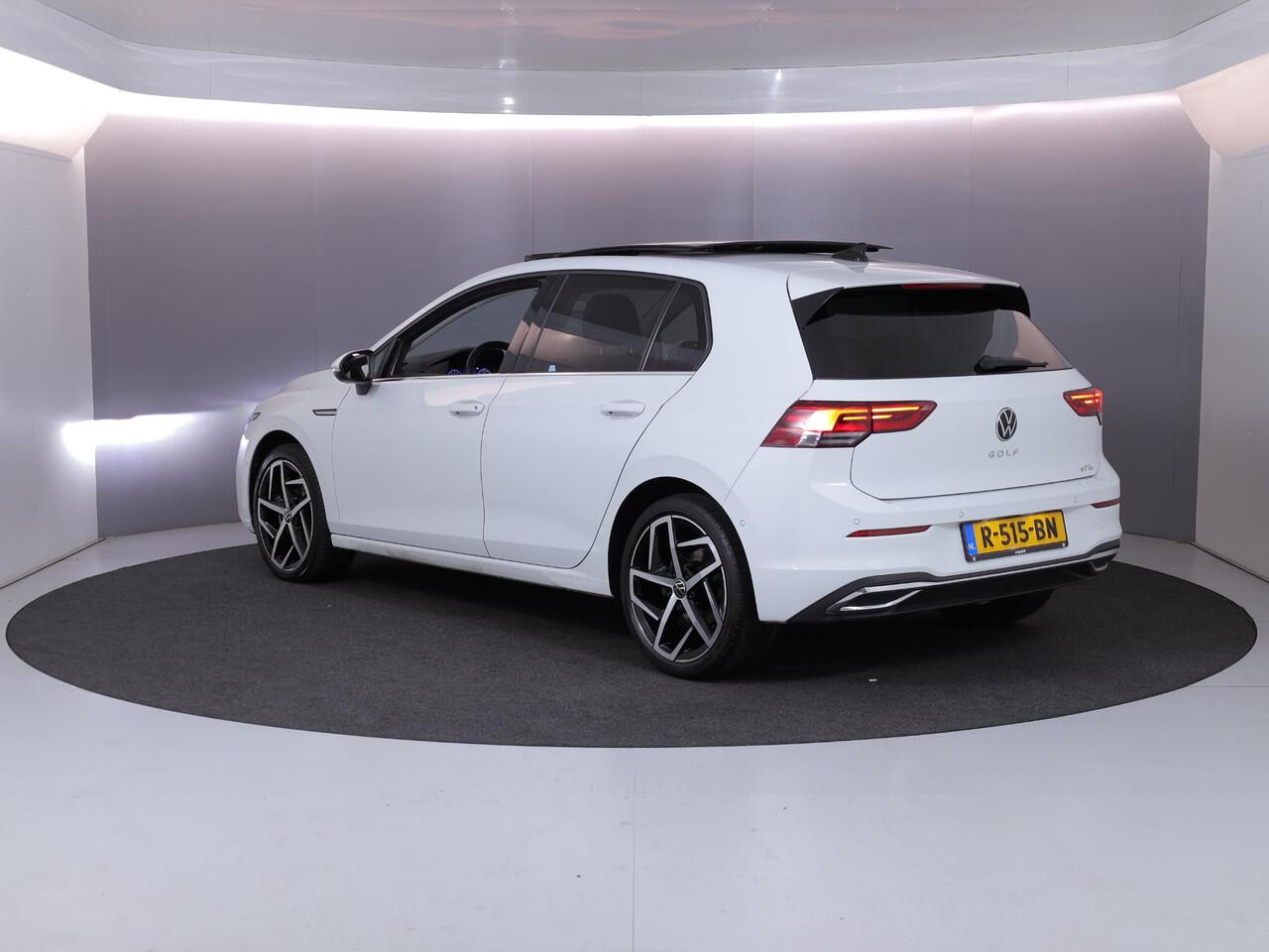 Volkswagen GOLF 1.5 eTSI Style 50pk DSG| Pano-dak| Camera| 17'LM-velgen| Voorstoelen verwarmd en massage