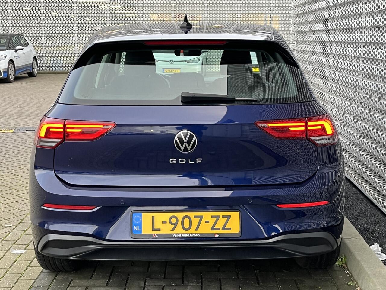 Volkswagen GOLF 1.0 TSI Life / Navigatie / Parkeersensoren V+A / Lichtmetaal 16 inch / App connect / P4