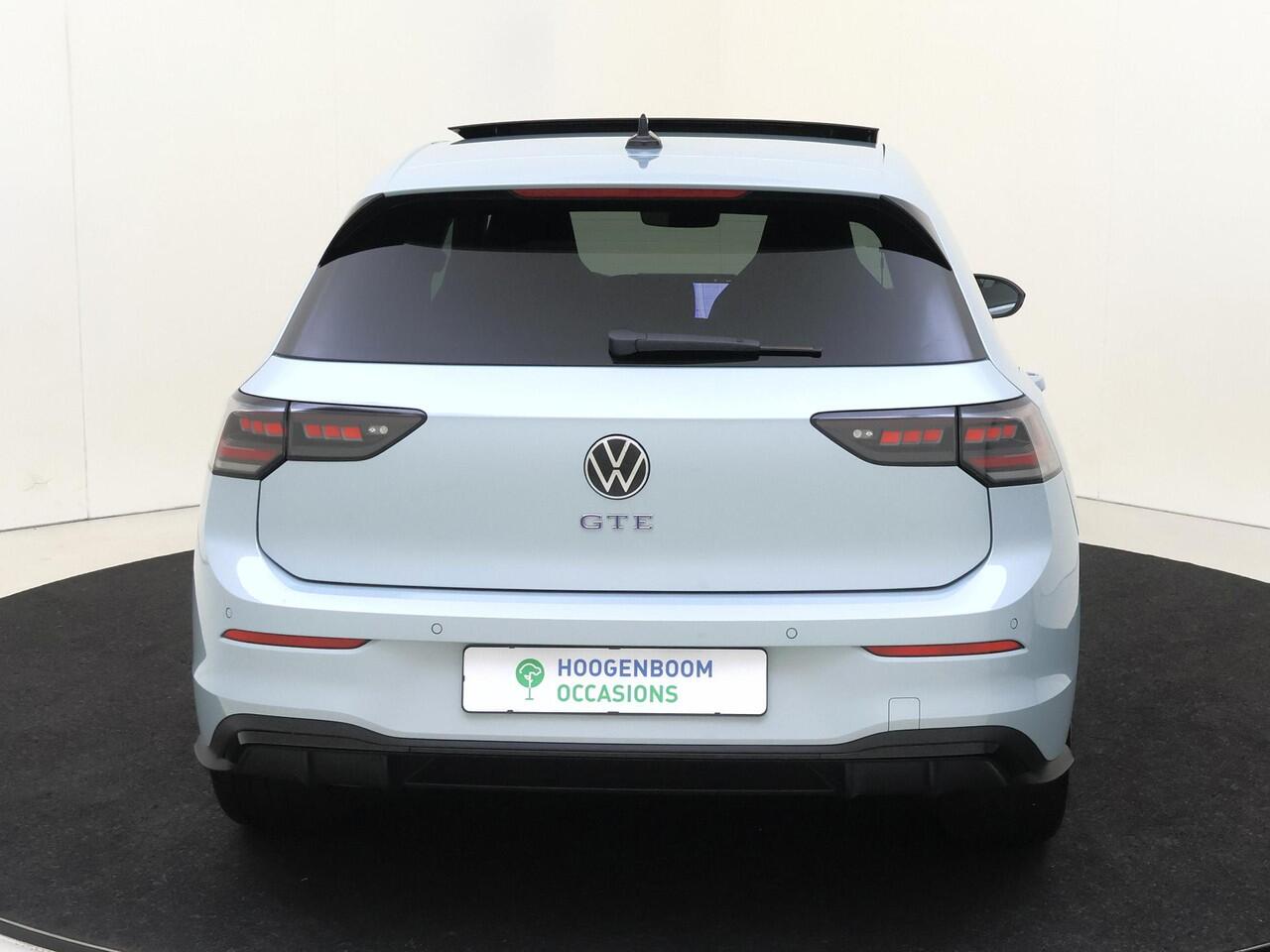 Volkswagen GOLF 1.5 eHybrid GTE | Panoramadak | Trekhaak | Head-up display | Keyless | Black style | Parkeerassistent | LED matrix verlichting | Adaptieve demping |
