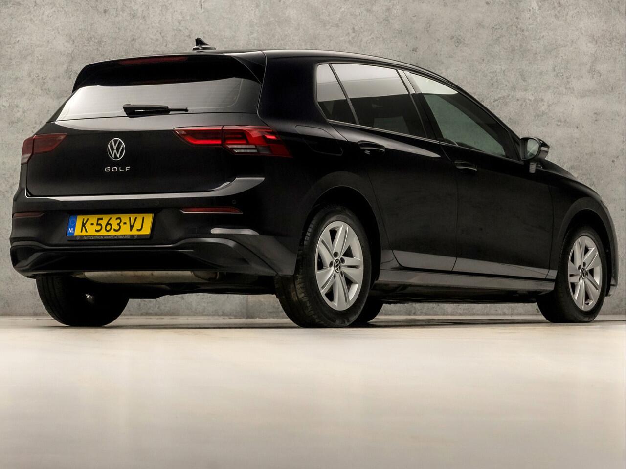 Volkswagen GOLF 1.0 TSI Sport (APPLE CARPLAY, GROOT NAVI, SFEERVERLICHTING, KEYLESS, PARKEERSENSOREN, SPORTSTOELEN, LM VELGEN, GETINT GLAS, NIEUWSTAAT)