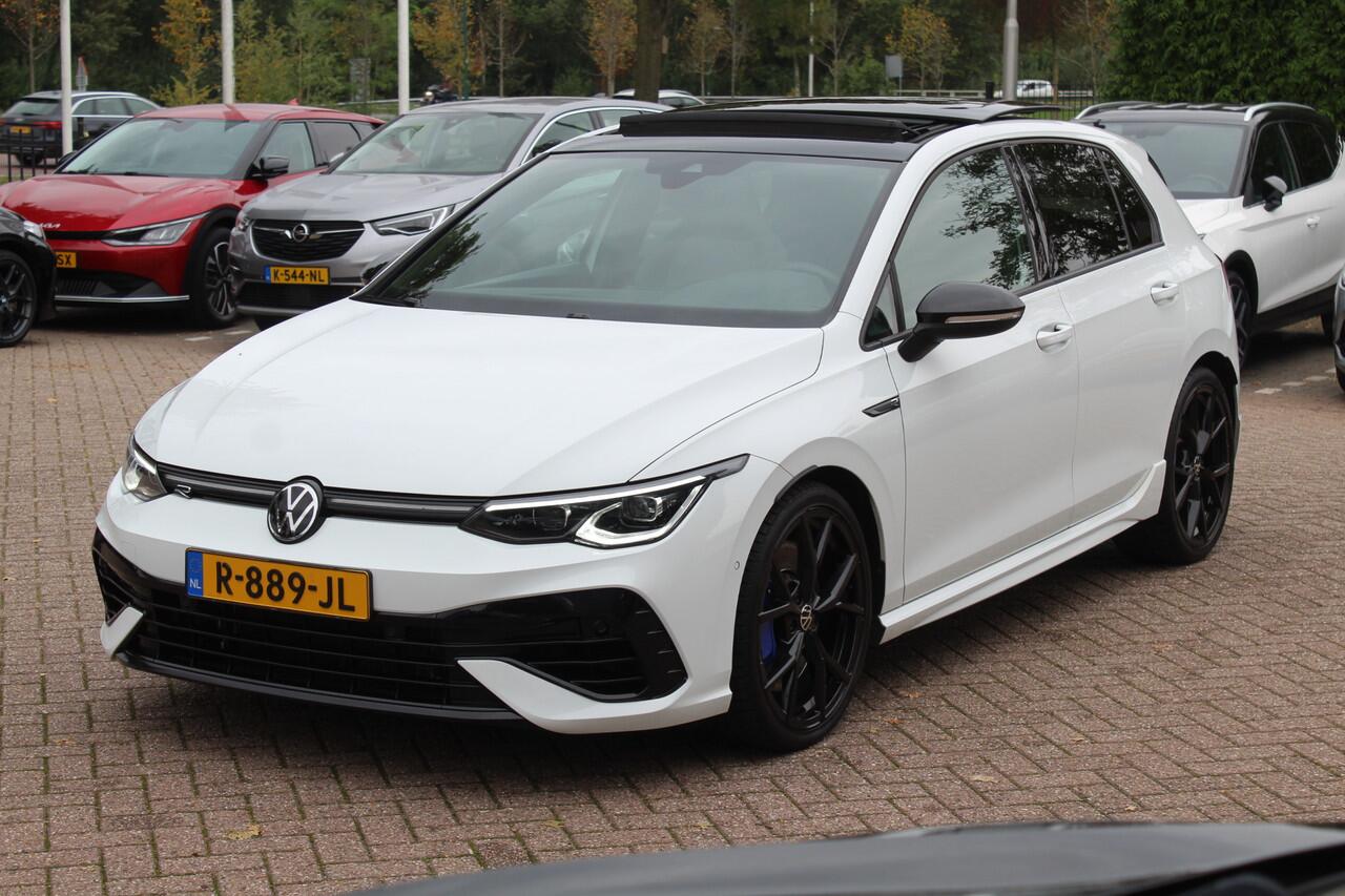 Volkswagen GOLF 2.0 TSI R 4Motion / Panoramadak / Camera / Sportuitlaat / 19'' / Matrix LED / Keyless / CarPlay / Stoelverwarming / Dodehoek / DAB / ACC
