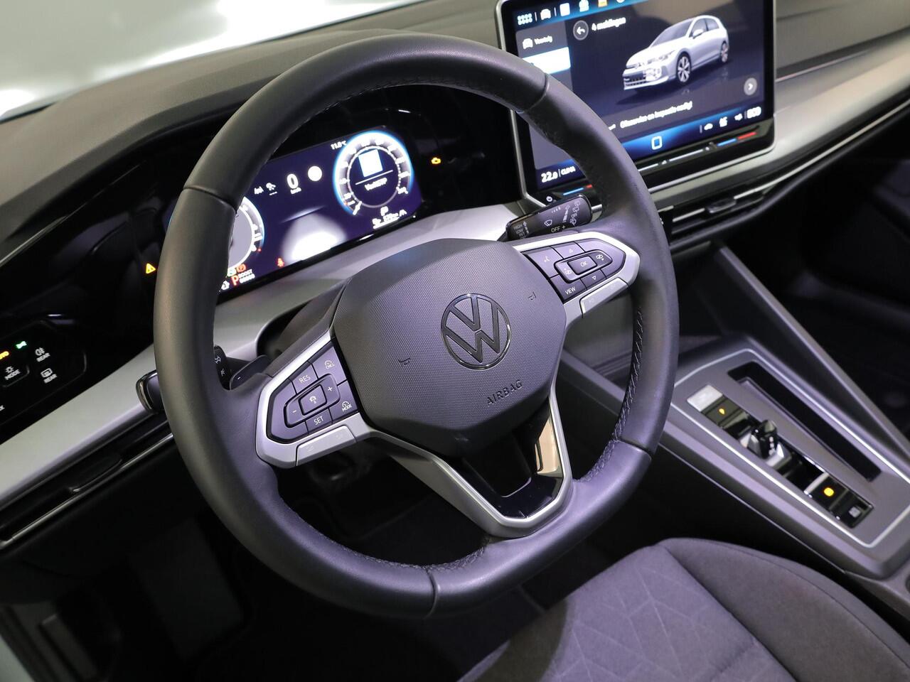 Volkswagen GOLF 1.5 eHybrid Life Edition 204 pk Automaat (DSG) | Verlengde garantie | Navigatie via App | Parkeersensoren (Park assist) | Achteruitrijcamera | Adaptieve cruise control |