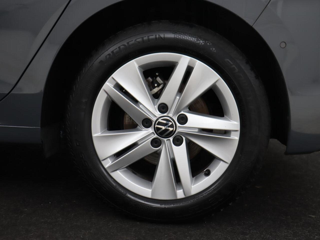 Volkswagen GOLF 1.5 TSI Life Business | Matrix LED | Camera | Massage | Carplay | Keyless | Memory | Navigatie | Adaptive cruise | Side Assist | Sfeerverlichting | Climate control