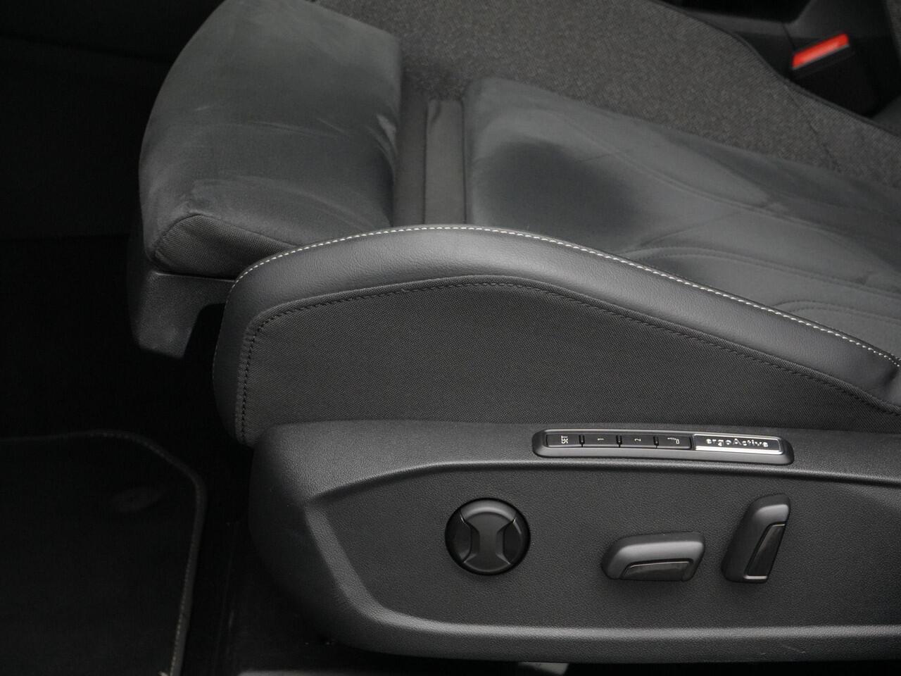 Volkswagen GOLF 1.5 eTSI 150 pk DSG | Edition 50 Anniversary | Panoramadak | Rondomzicht camera | Stoelverwarming | IQ Light | Head-up display | 18 inch