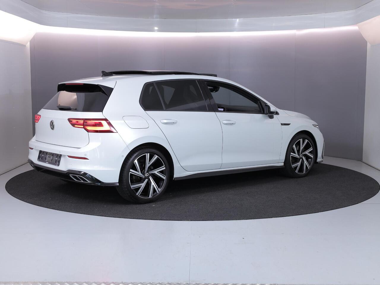 Volkswagen GOLF 1.5 eTSI R-Line 150 pk Automaat (DSG) | Navigatie | Panoramadak | Parkeersensoren (Park assist) | Achteruitrijcamera | Stoelverwarming | R-Line |