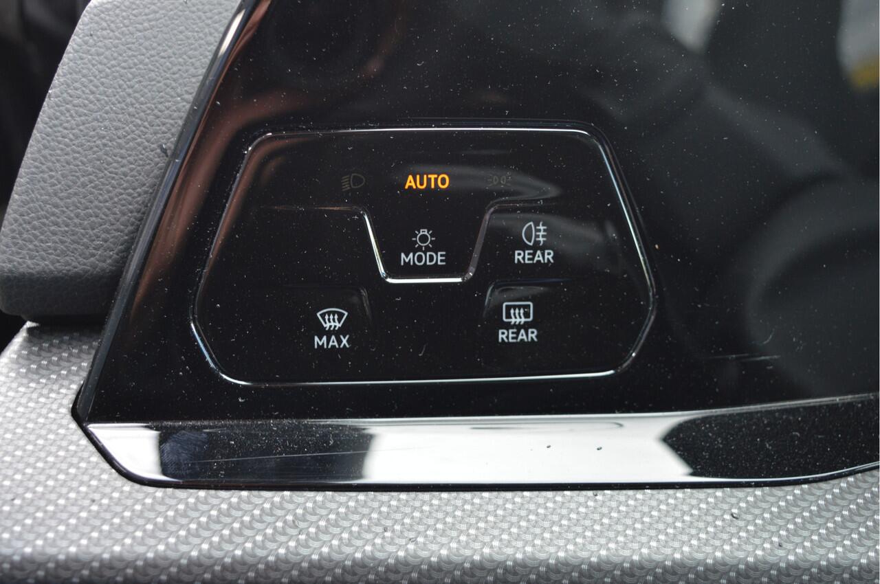 Volkswagen GOLF 1.5 eTSI R-Line | ACC | CAMERA | SFEERVERLICHTING | KEYLESS |