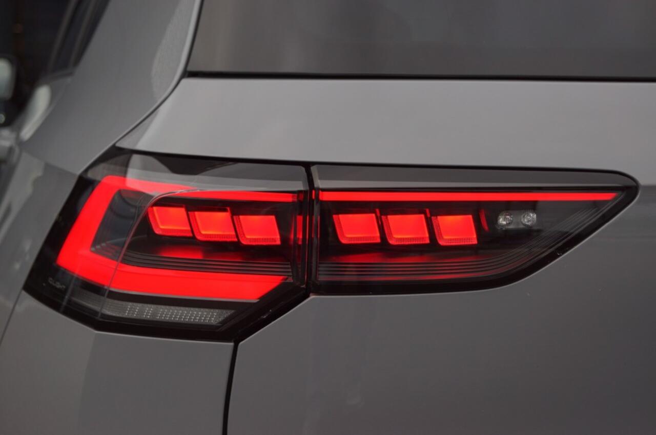 Volkswagen GOLF R-line 1.5 eTSI 150pk DSG facelift Black style/Panodak /Trekhaak wegklb./IQ Matrix LED /Head-up