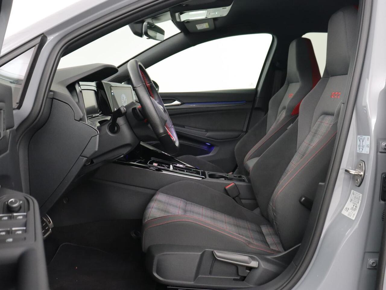 Volkswagen GOLF 2.0 TSI GTI | Carplay | Sfeerverlichting | LED Plus | Sportstoelen | Parkeerhulp | Cruise control | Digital Cockpit | Climate control