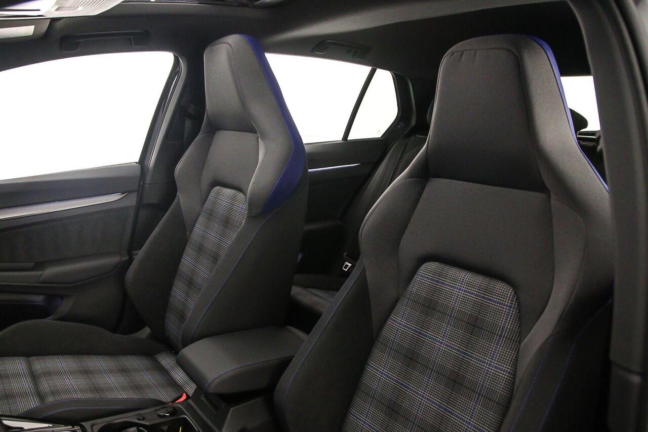 Volkswagen GOLF GTE 1.5 TSI eHybrid 272pk DSG Automaat Panoramadak, Head up display, Adaptive cruise control, Black Style, Navigatie, Achteruitrijcamera, LED matrix koplampen