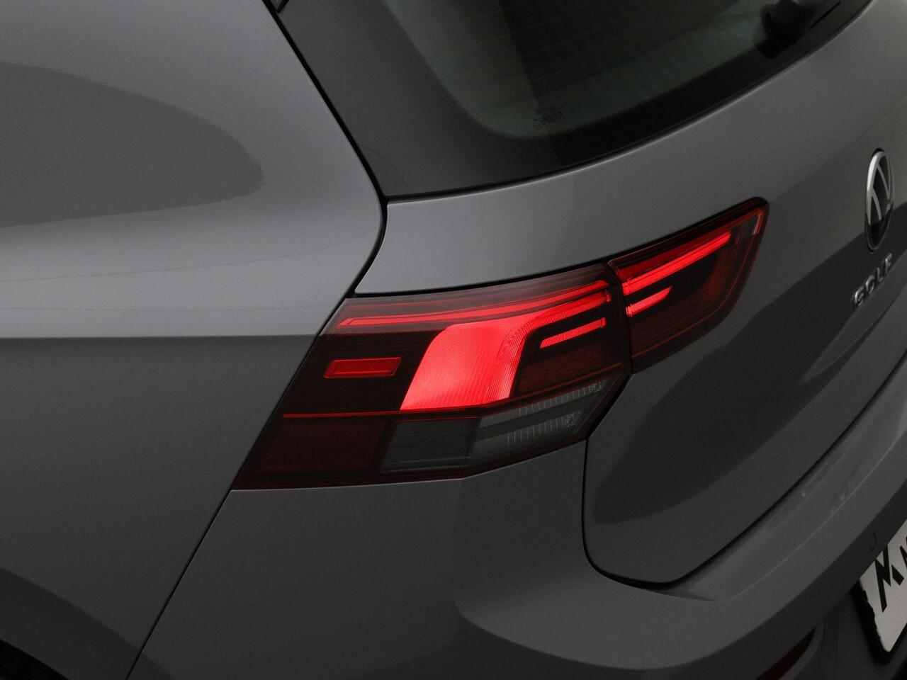 Volkswagen GOLF 1.5 eTSI 130pk DSG R-Line · Navigatie · Apple/Android Car Play · Camera + Parkeersensoren