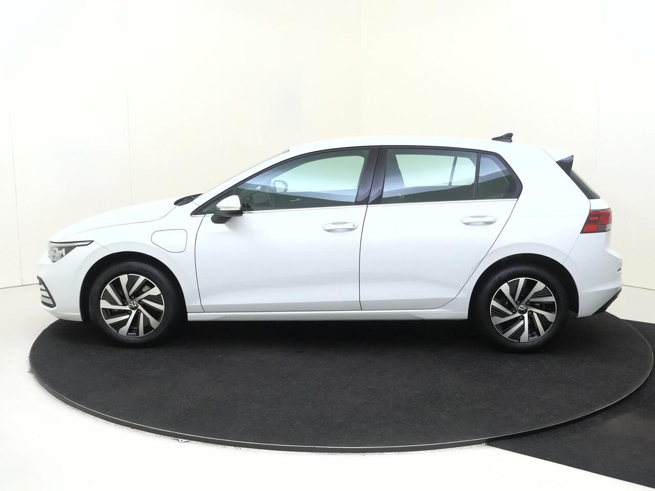Volkswagen GOLF 1.4 eHybrid Style | Parkeersensoren | 3-zone airco | Stoel- en stuurwielverwarming | Adaptieve cruise control | CarPlay | Navigatie | Digital cockpit |