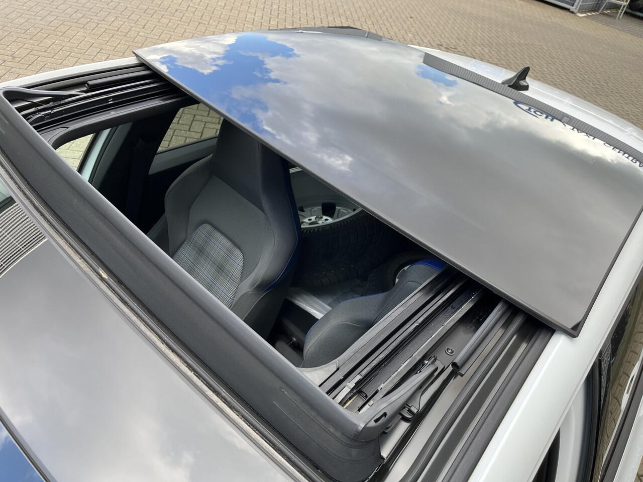 Volkswagen GOLF 1.4 eHybrid 245pk DSG GTE / Panoramadak / LED+ / Navigatie / Stuur & Stoelverwarming / Camera/ 18" LMV **