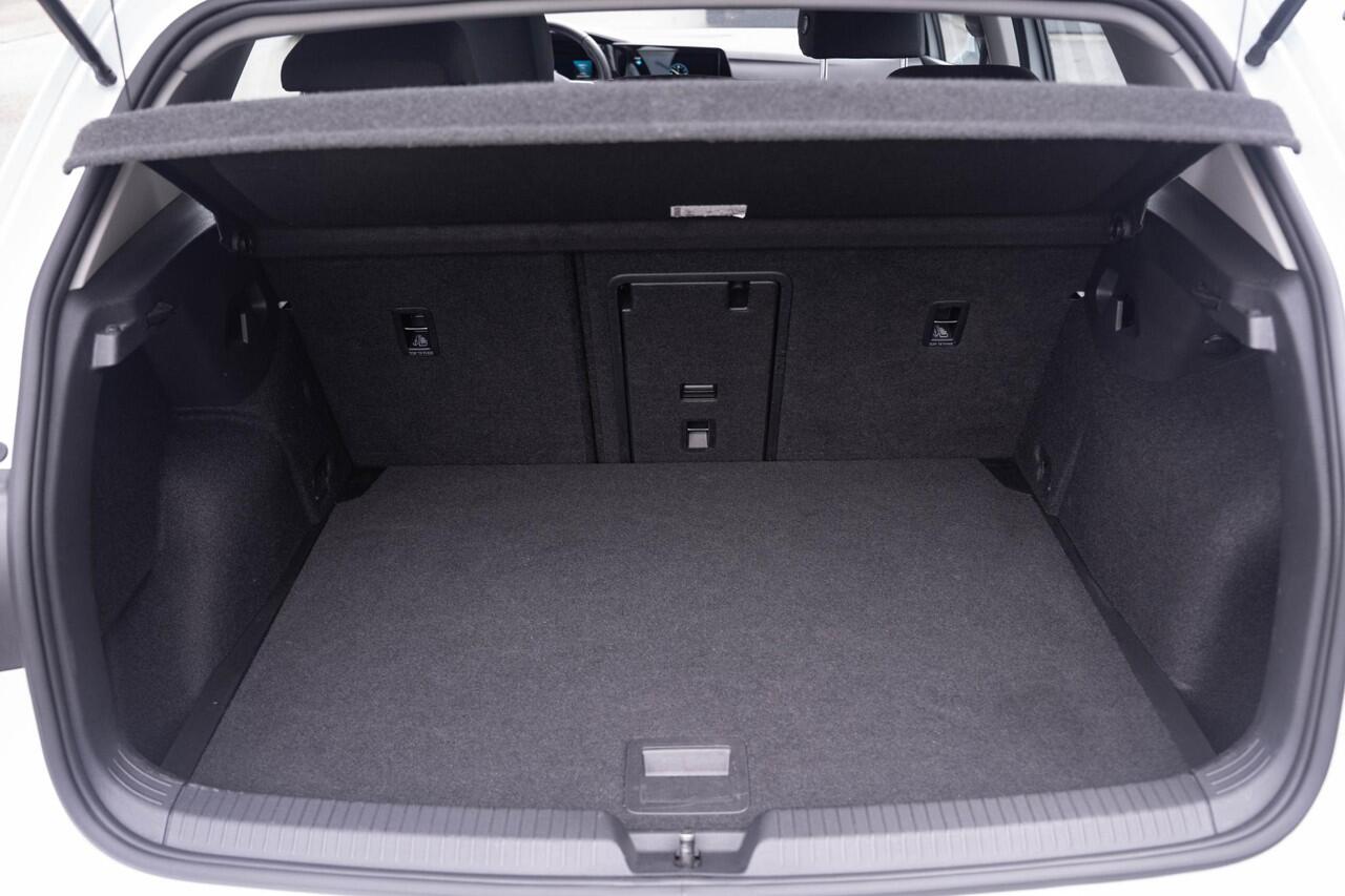 Volkswagen GOLF 1.0 eTSI Life Navi Camera PDC v+a Apple Carplay NAP Rijklaar incl. 12 maanden garantie