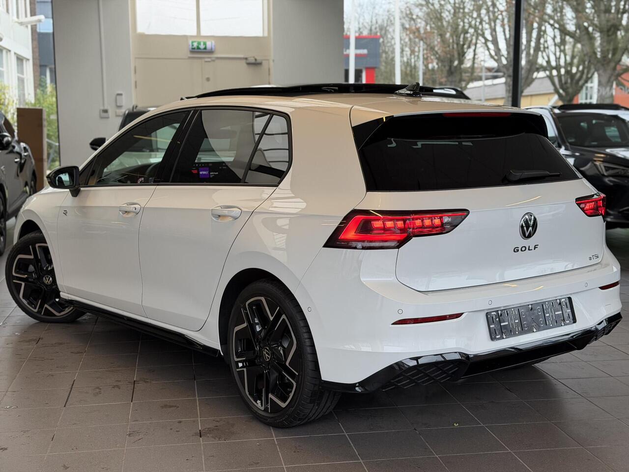 Volkswagen GOLF 1.5 R Line Pano / 360 / H&K / Trekhaak