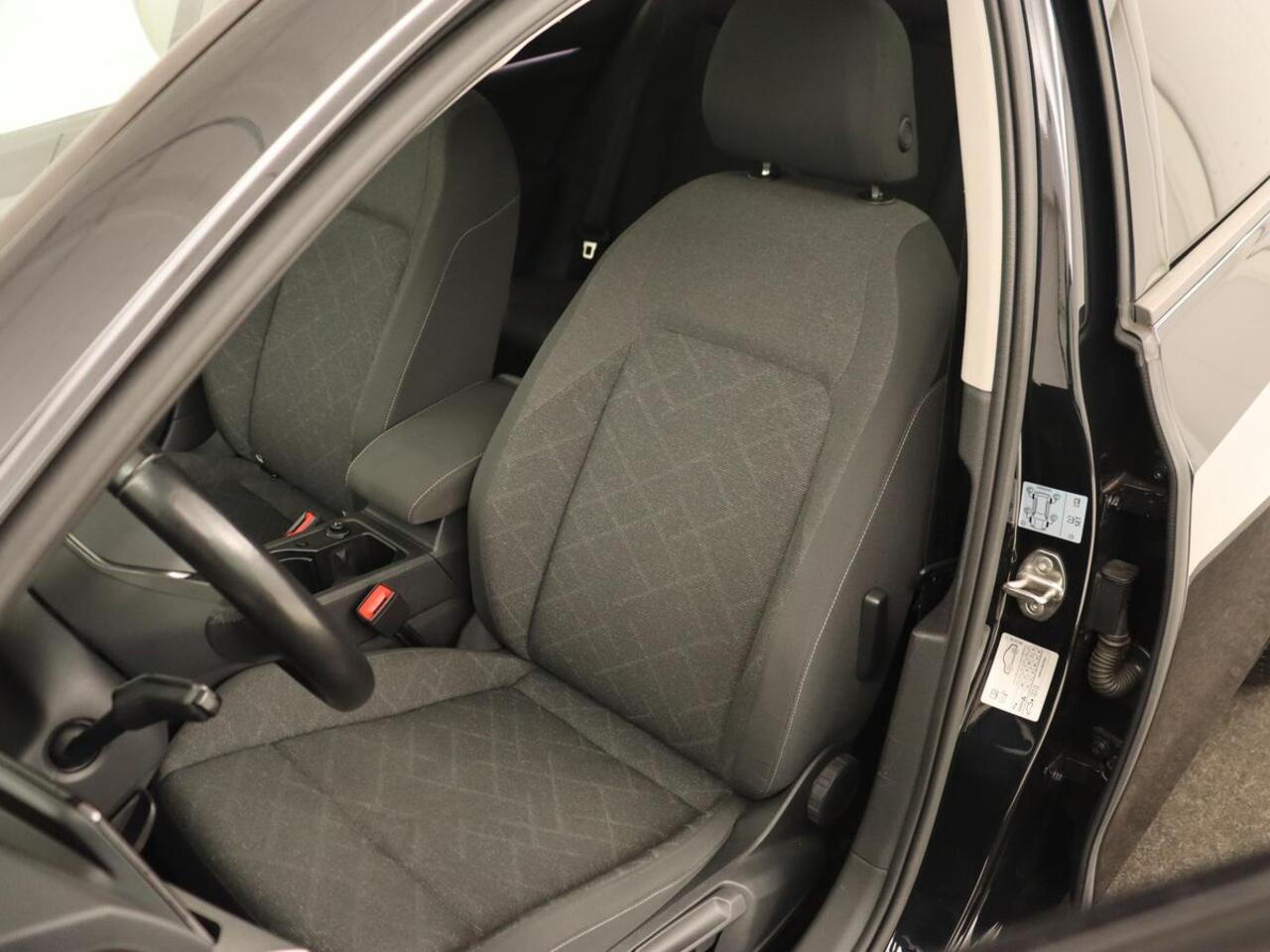 Volkswagen GOLF 1.5 TSI Life Business | Panoramadak | Adaptive Cruise | Stoelverwarming | Camera | Navigatie | Carplay | Park Assist