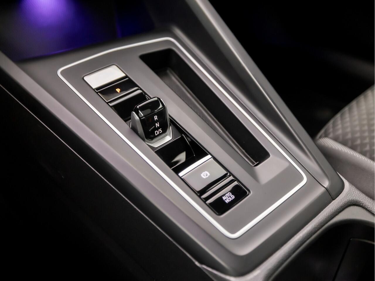 Volkswagen GOLF 1.0 TSI Sport Automaat (SCHUIFDAK, APPLE CARPLAY, STUUR/STOELVERWARMING, DYNAMISCHE KNIPPERLICHTEN, SFEERVERLICHTING, CAMERA, KEYLESS, ADAPTIVE CRUISE, NIEUWSTAAT)