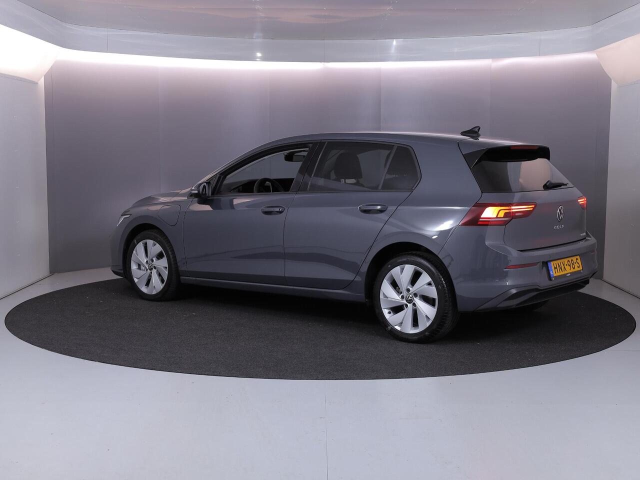 Volkswagen GOLF 1.5 eHybrid Life Edition 204 pk Automaat (DSG) | Verlengde garantie | Navigatie via App | Parkeersensoren (Park assist) | Achteruitrijcamera | Stoelverwarming |