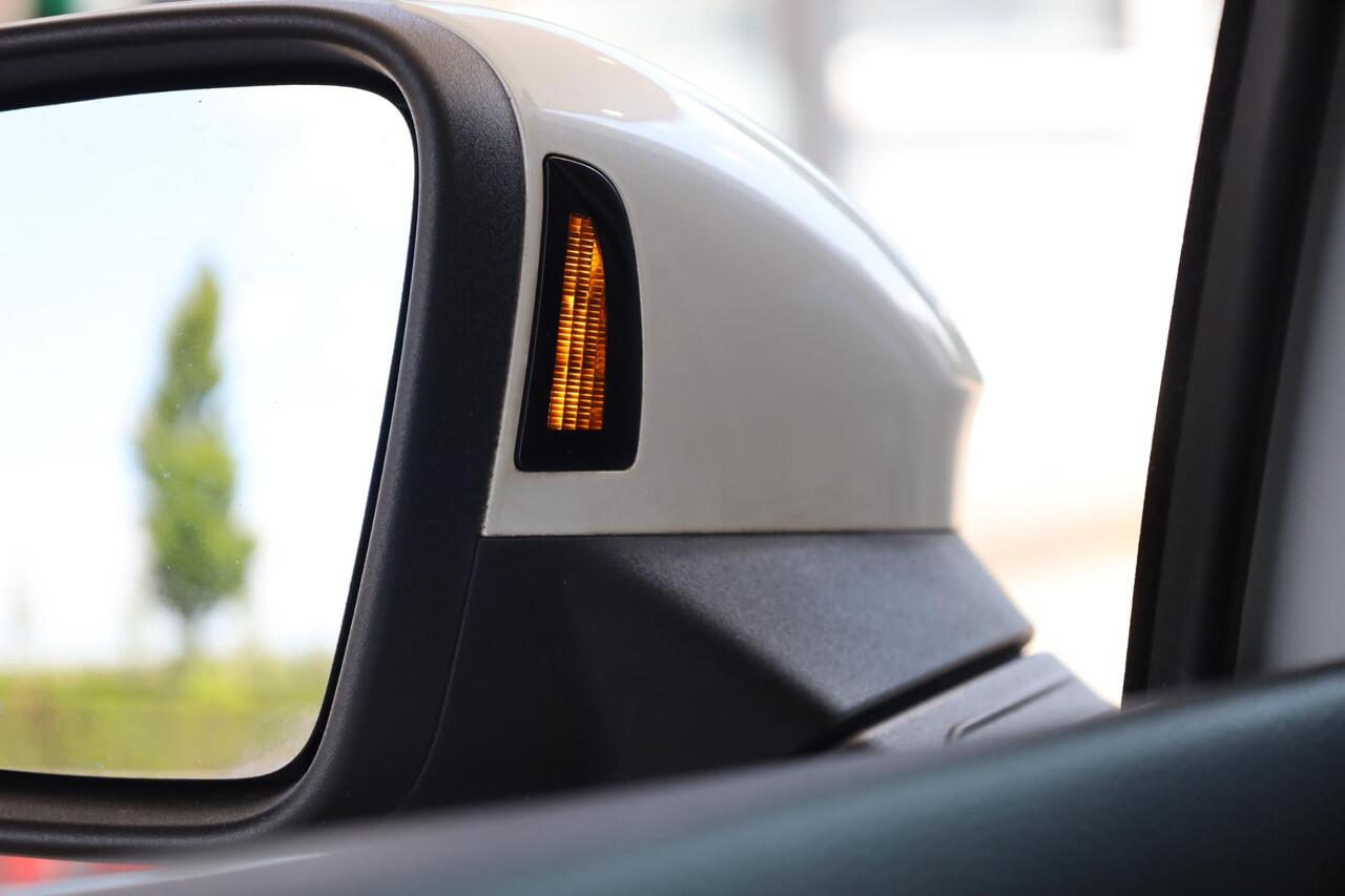 Volkswagen GOLF 1.4 eHybrid Style Afneembare trekhaak, ErgoActive, LED plus + strip, verwarmbare voorstoelen, keyless, travel assist, spiegelpakket met geheugen, digital cockpit pro, pre-crash, ACC met Stop&Go, draadloos app connect, achteruitrijcamera, head-up display, 