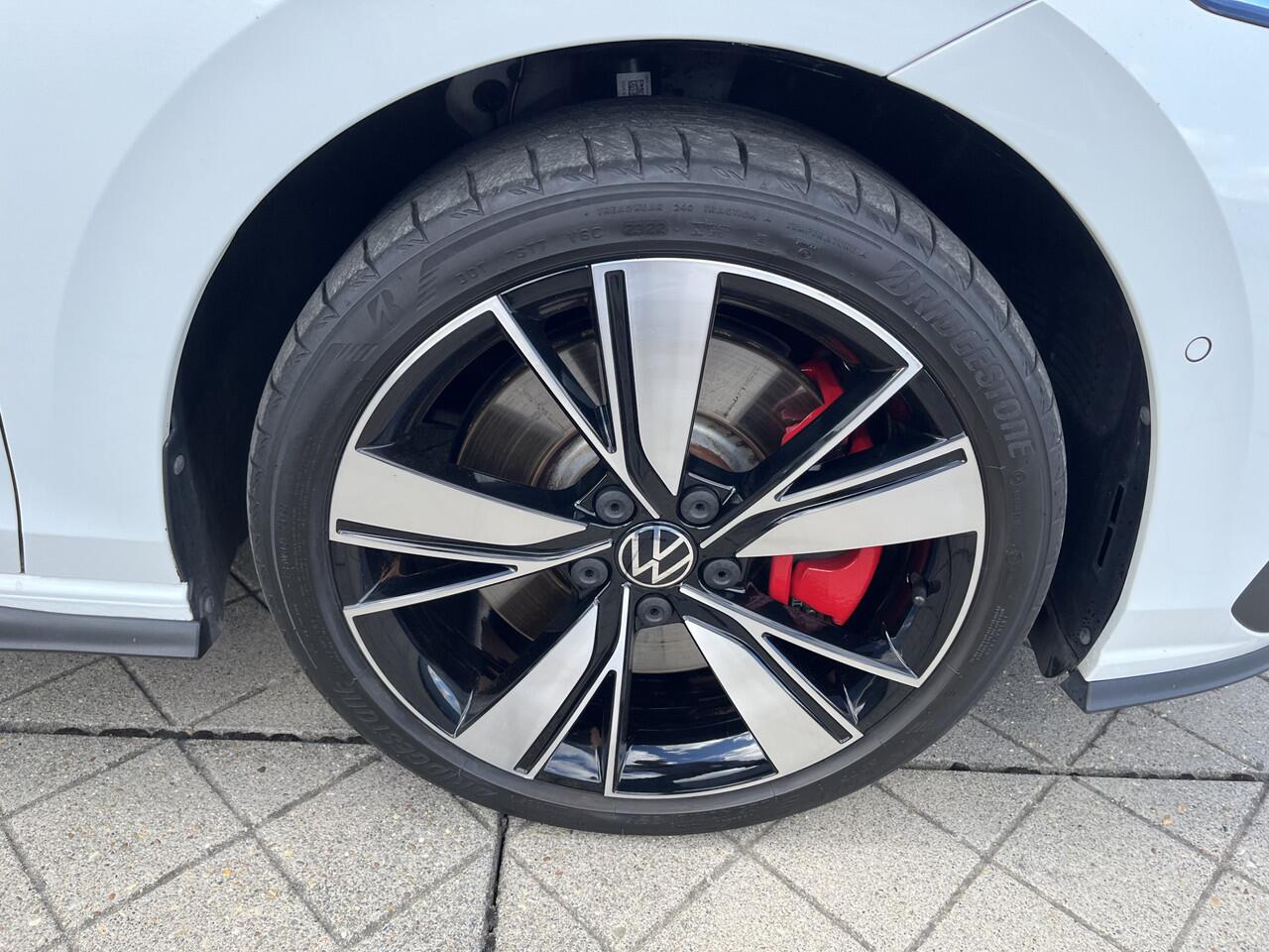 Volkswagen GOLF 1.4 eHybrid 245pk DSG GTE / Panoramadak / Elec. trekhaak / App. connect / Camera / Keyless / Alarm / Stoel en stuurverwarming V+A / Standkachel / 18'' LMV