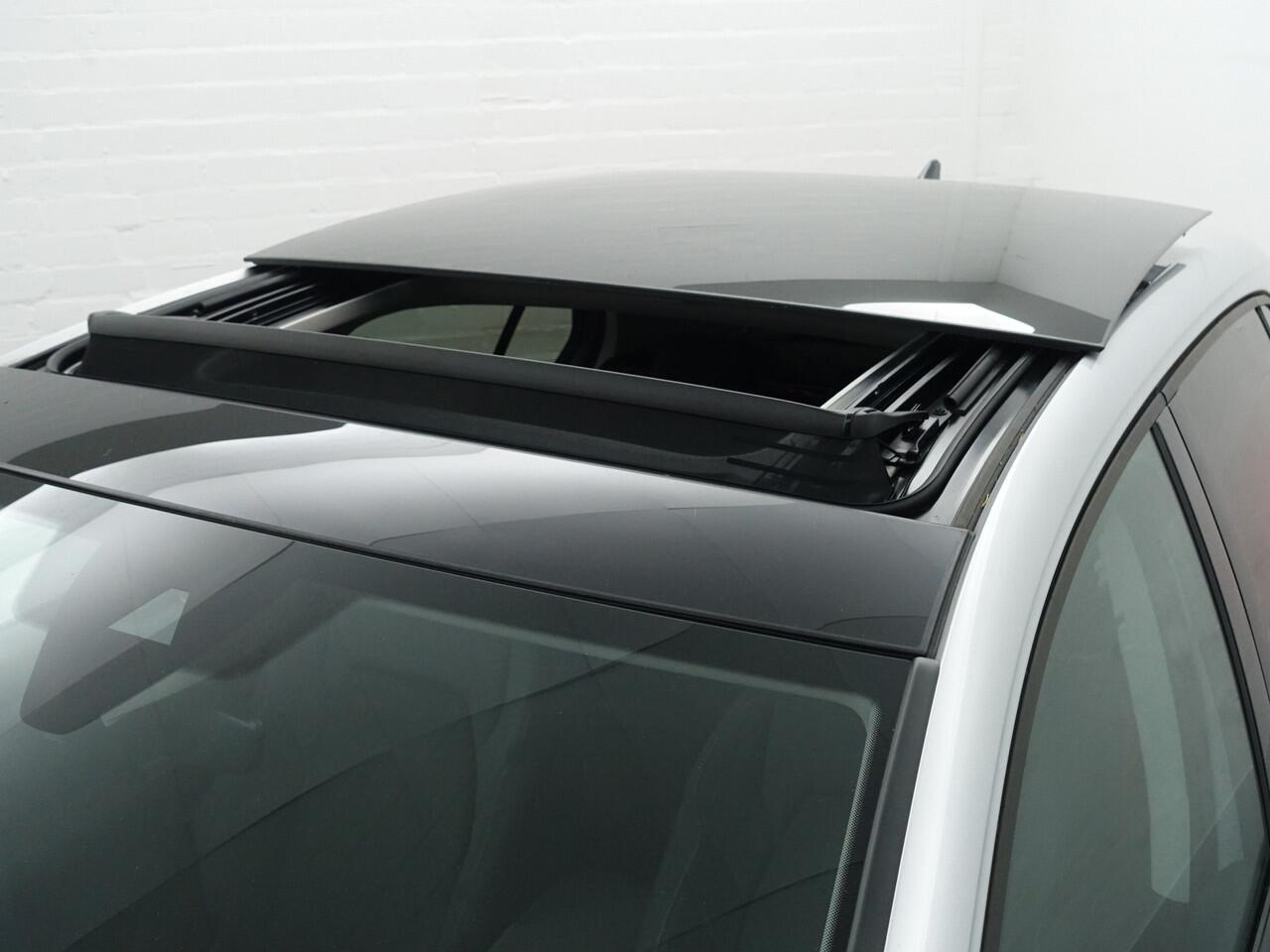 Volkswagen GOLF 1.5 eTSI R Line Aut- NAP 10dkm, Panoramadak, Sfeerverlichting, Camera, Ergo Active, Stoelmassage