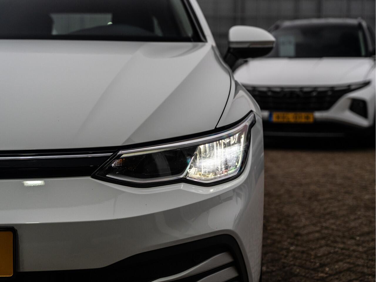 Volkswagen GOLF 1.0 eTSI DSG Active | Clima | Ambient |