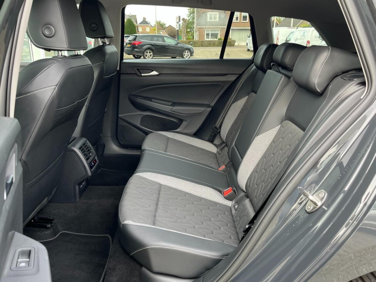 Volkswagen GOLF 1.5 eTSI Life Edition AUT. Face lift I Camera I Carplay I Half leer I Stoelverw.