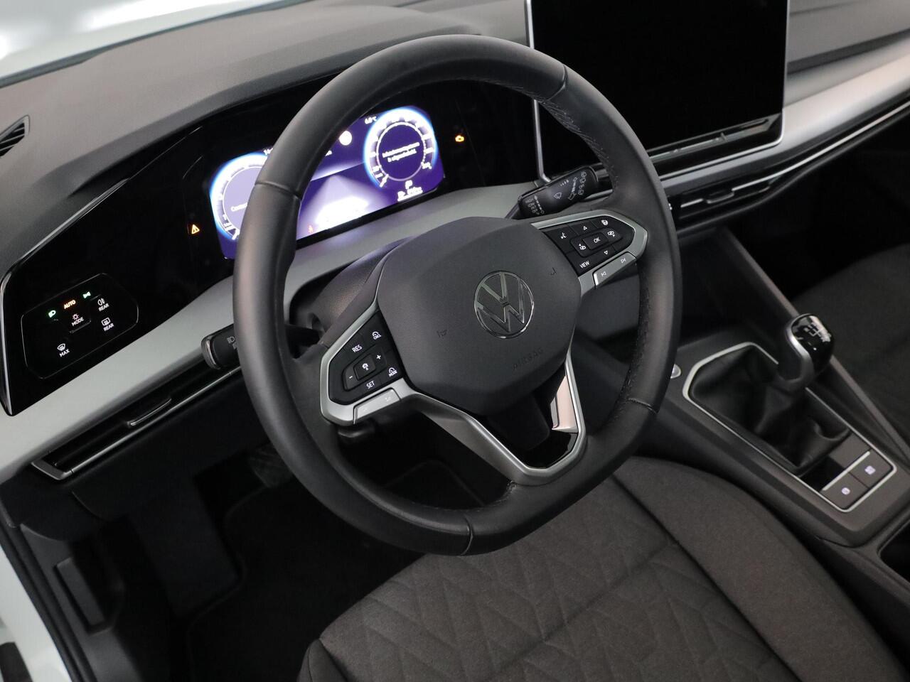 Volkswagen GOLF 1.5 TSI Life Edition 116 pk | Verlengde garantie | Navigatie via App | Panoramadak | Parkeersensoren | Autom. airco (3 zones) | Stoelverwarming |