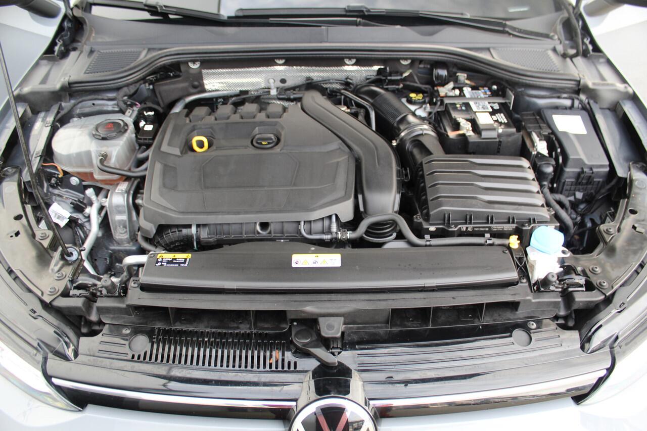 Volkswagen GOLF 1.5-150pk TSI Highline. Erg nette, sportieve en goed onderhouden VW Golf ! Slechts 41.000km ! Autm. airco dual, digitaal dashb., adapt. cruise cntrl, navigatie, tel. voorb., trekhaak + afn. kgl, IQ lights, LM wielen, elektr. panoramadak, stoel- en stuurv