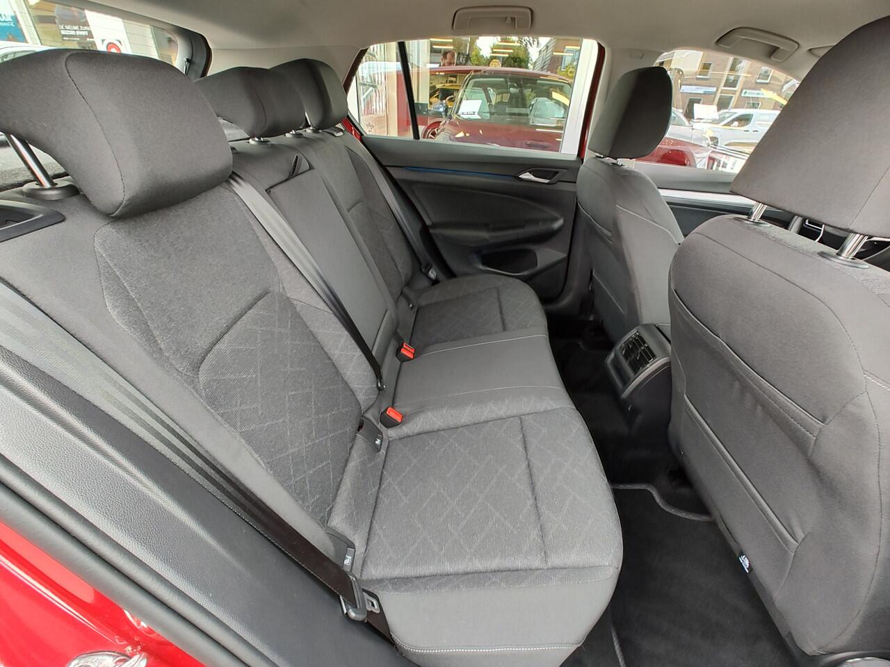 Volkswagen GOLF 1.0 eTSI LIFE AUTOMAAT nú een SUPERDEAL! | Virtual Cockpit | Carplay/Android