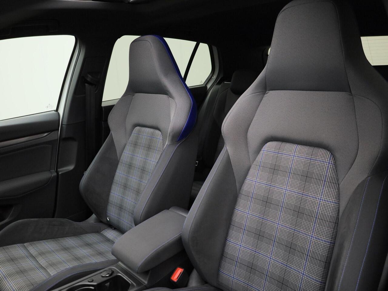 Volkswagen GOLF 1.4eHybrid 180kW/245PK GTE · Panoramadak · Parkeersensoren · Stoel- & stuurverwarming