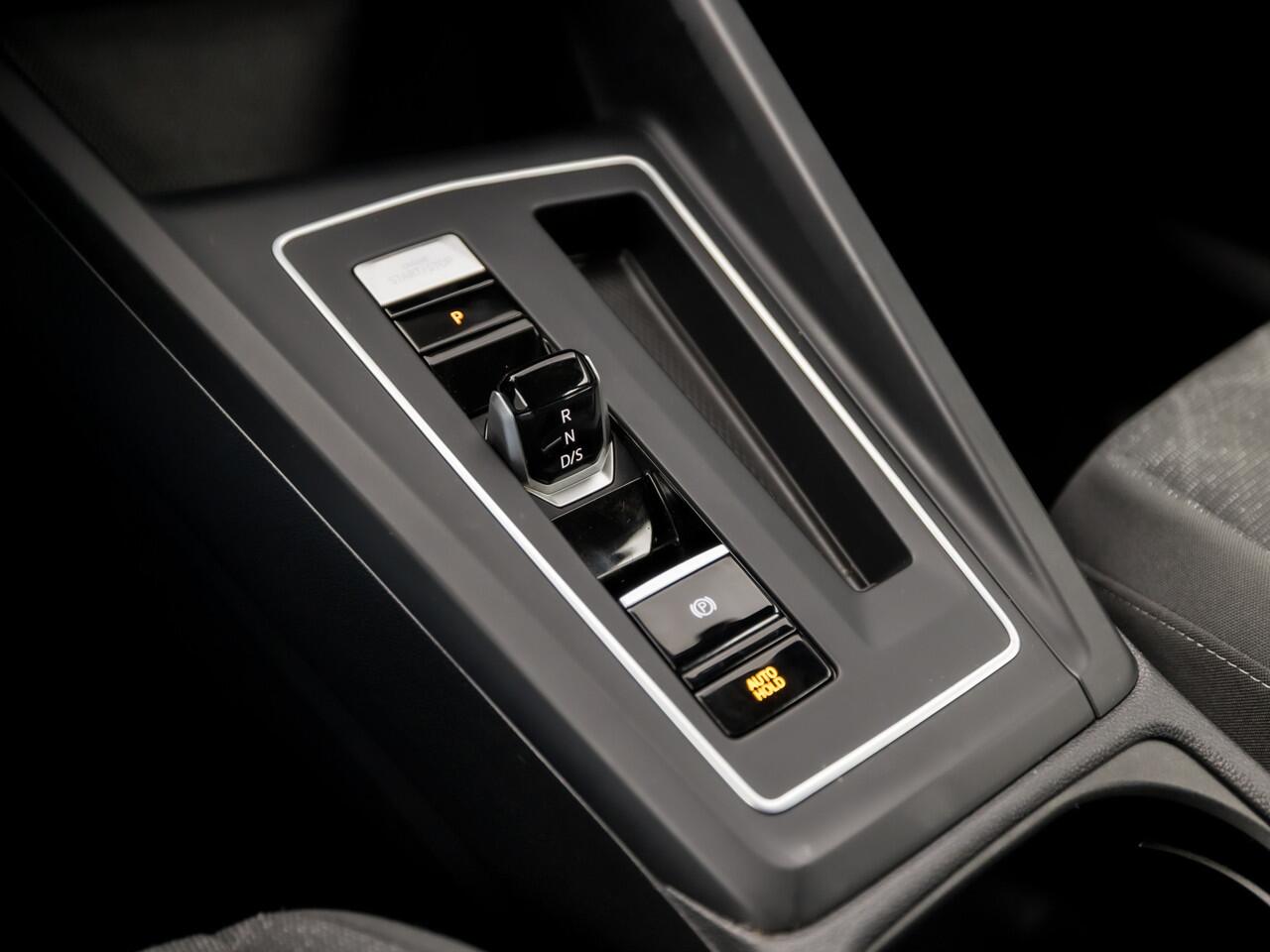 Volkswagen GOLF 1.0 eTSI Sport Automaat (VIRTUAL COCKPIT, APPLE CARPLAY, GROOT NAVI, SFEERVERLICHTING, KEYLESS, LM VELGEN, SPORTSTOELEN, ADAPTIVE CRUISE, LED KOPLAMPEN, NIEUWSTAAT)