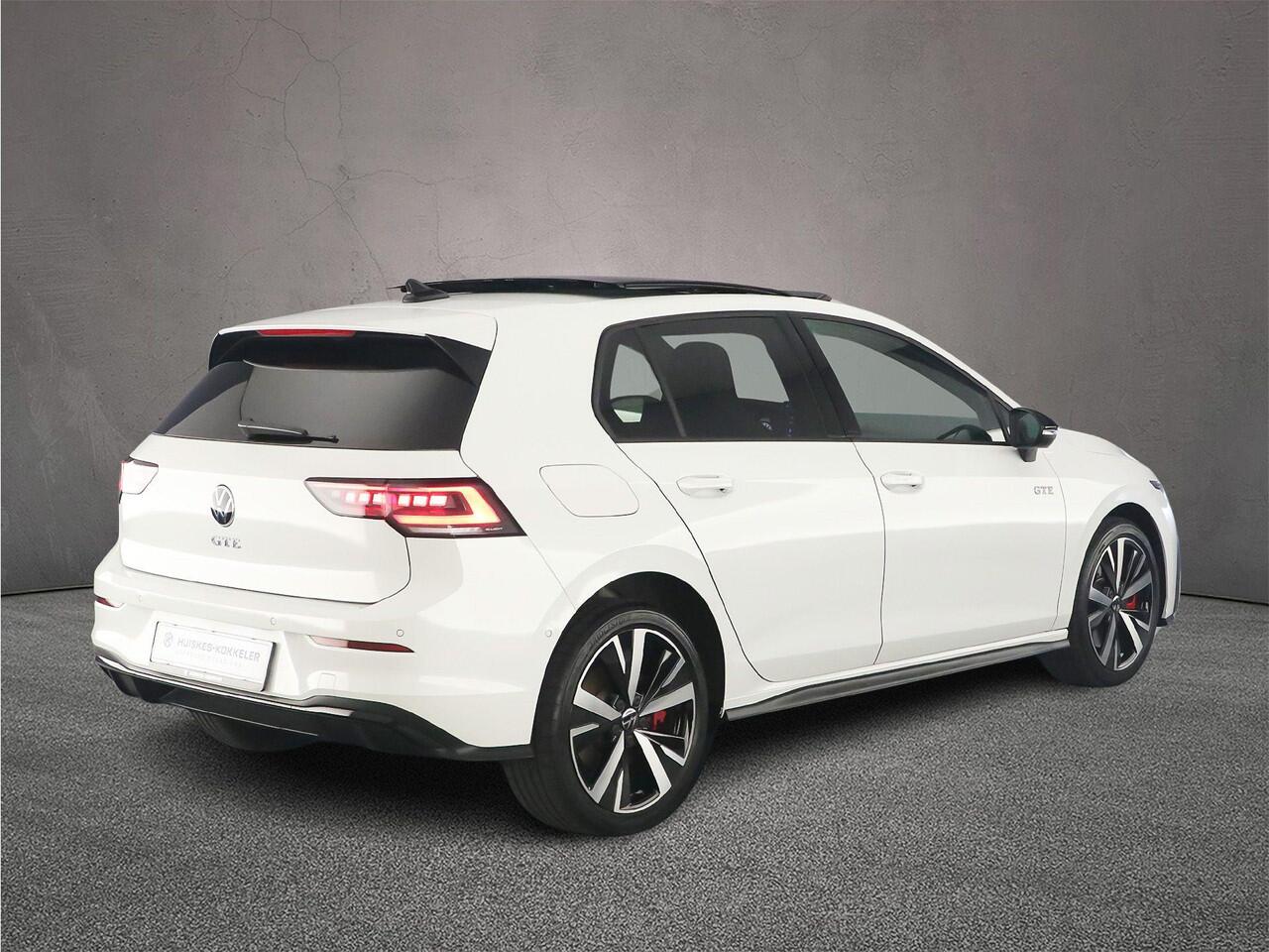 Volkswagen GOLF 1.5 eHybrid GTE 272pk DSG Automaat, Panoramadak, Trekhaak, Lederen bekleding, Stoelverwarming, Black style, Achteruitrijcamera, Elektrisch verstelbare stoel, Dodehoeksensor, Adaptief onderstel