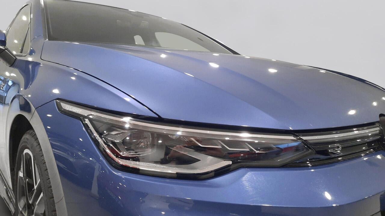 Volkswagen GOLF 1.5 eTSI Automaat R-Line Edition | Demo | LED Matrix | 18" York velgen |