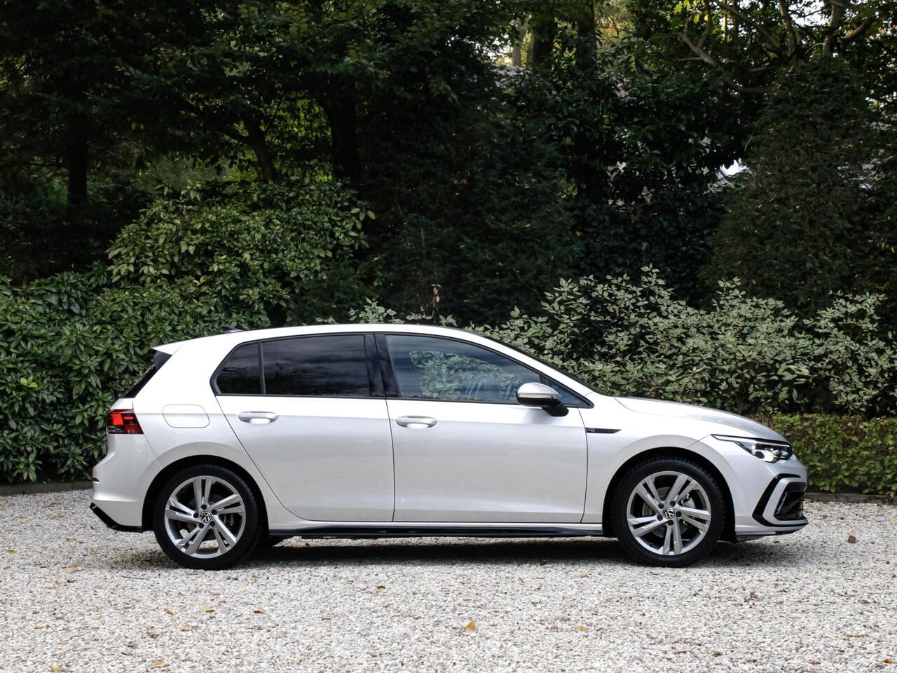 Volkswagen GOLF 1.5 eTSI R-Line | IQ Lights | Achteruitrijcamera| Carplay | Adaptieve Cruise control |