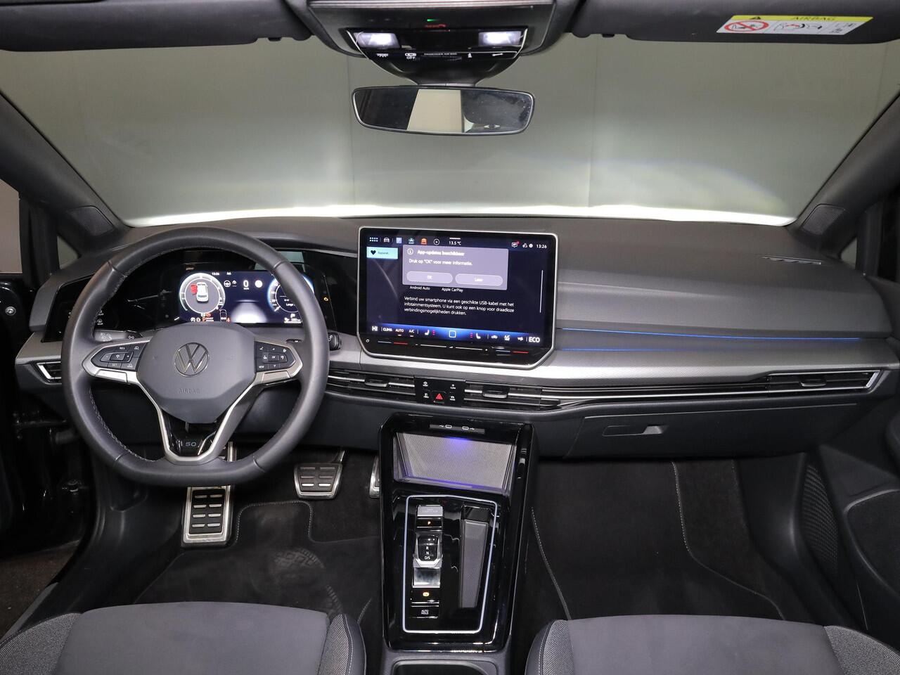 Volkswagen GOLF 1.5 eHybrid 50 Edition 204 pk Automaat (DSG) | Verlengde garantie | Navigatie | Parkeersensoren | Achteruitrijcamera | Stoelverwarming | Adaptieve cruise control |