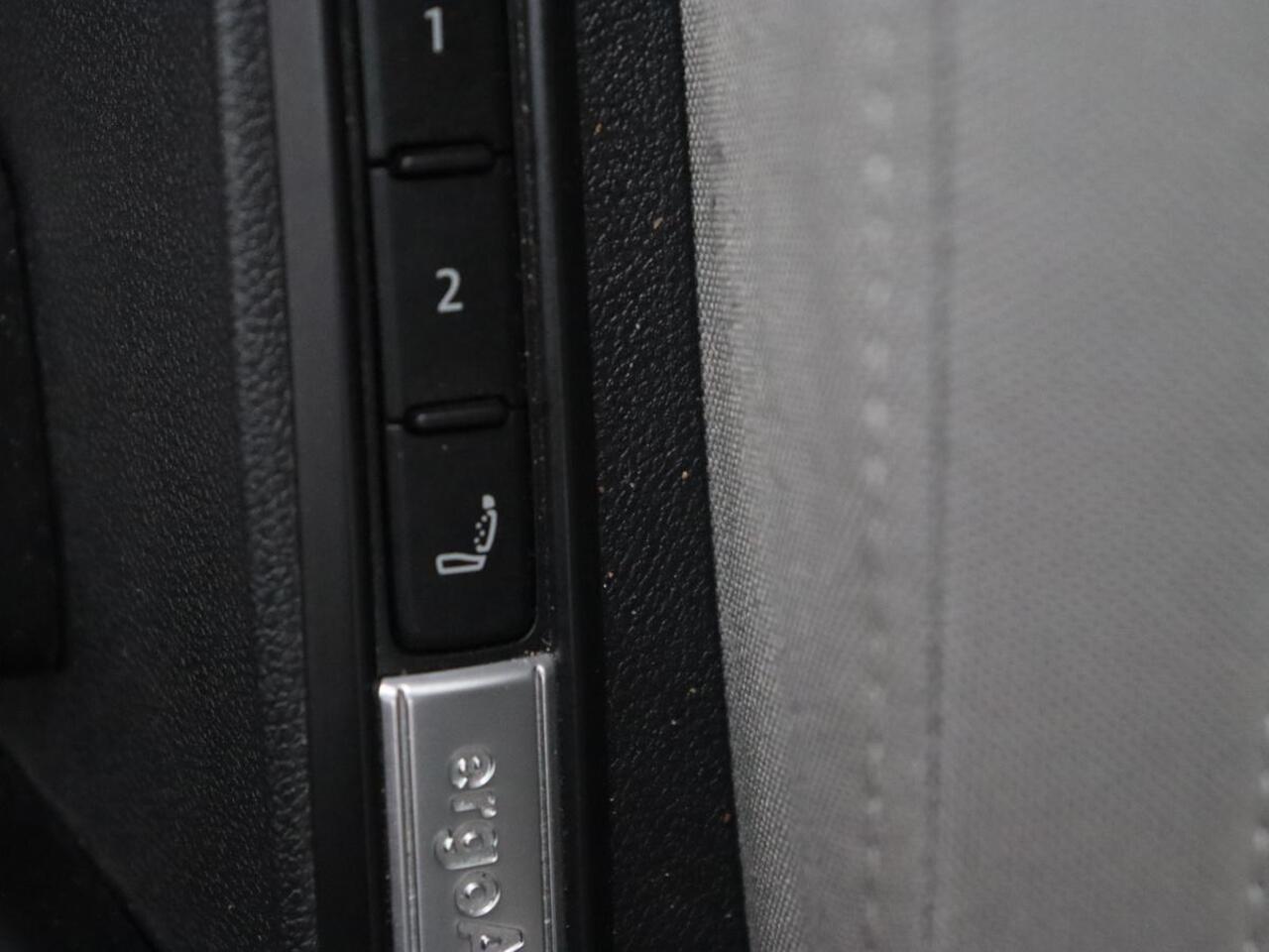 Volkswagen GOLF 1.5 TSI Life Business | Matrix LED | Camera | Massage | Carplay | Keyless | Memory | Navigatie | Adaptive cruise | Side Assist | Sfeerverlichting | Climate control