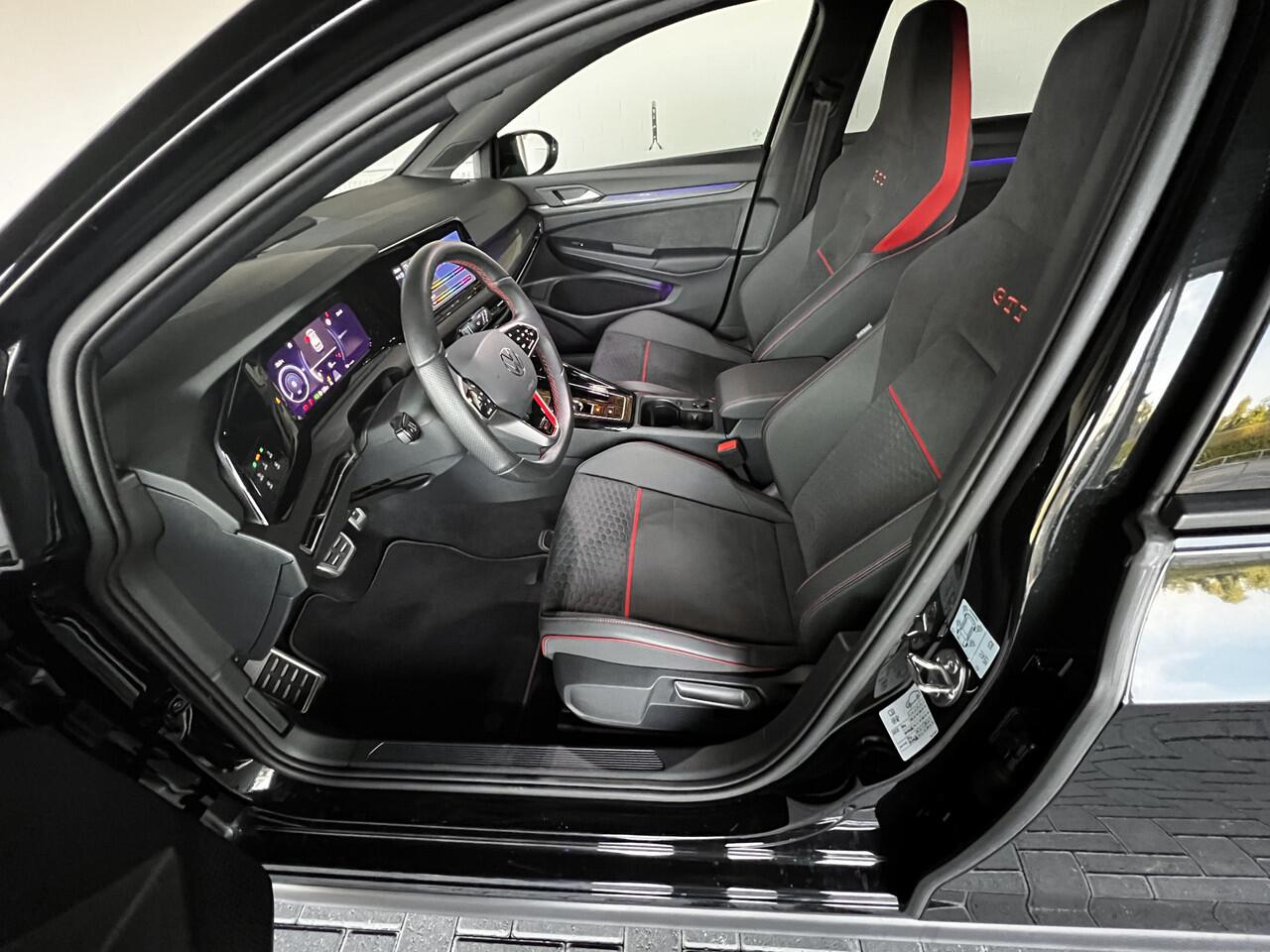 Volkswagen GOLF 2.0 TSI GTI Clubsport / AKRAPOVIC / IQ Light / Winter Pakket / 19" Wielen