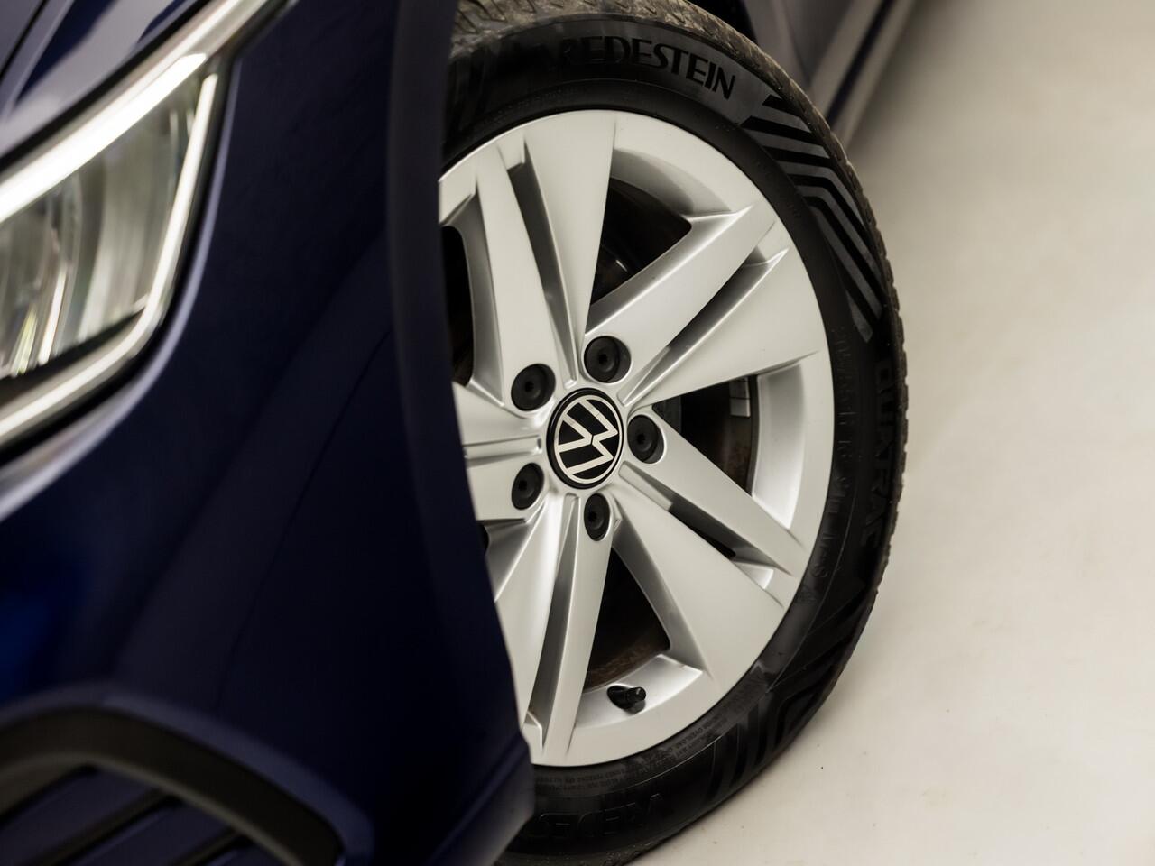 Volkswagen GOLF 1.0 eTSI Sport Automaat (VIRTUAL COCKPIT, APPLE CARPLAY, GROOT NAVI, SFEERVERLICHTING, KEYLESS, LM VELGEN, SPORTSTOELEN, ADAPTIVE CRUISE, LED KOPLAMPEN, NIEUWSTAAT)