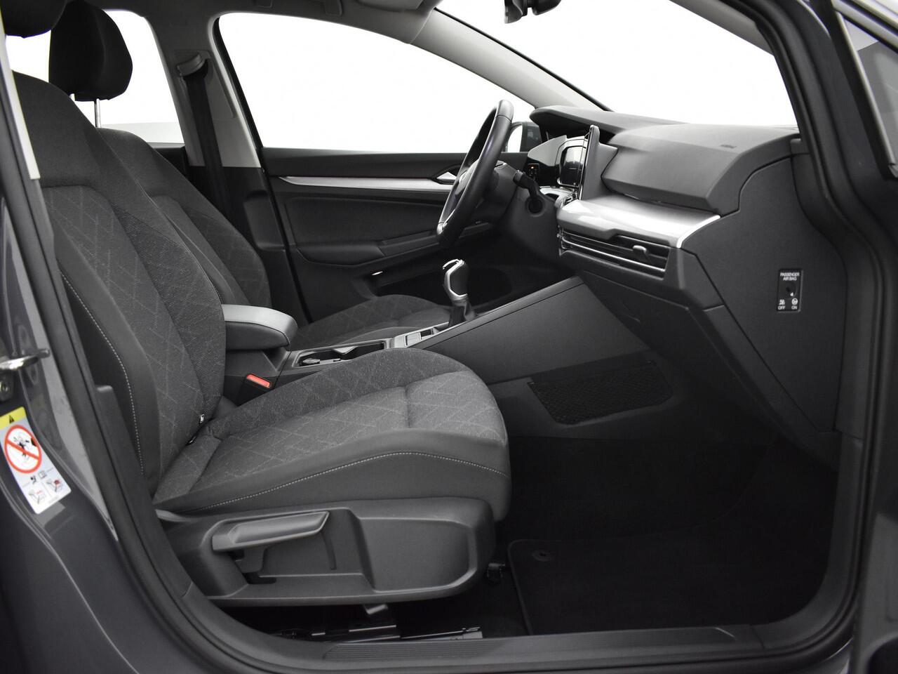 Volkswagen GOLF Variant 1.0 TSI 110pk Life · Camera · Elek. Trekhaak · Apple/Android Car Play · Navigatie · P-sensoren · 16'' Inch · Garantie t/m 08-05-2027 of 100.000km