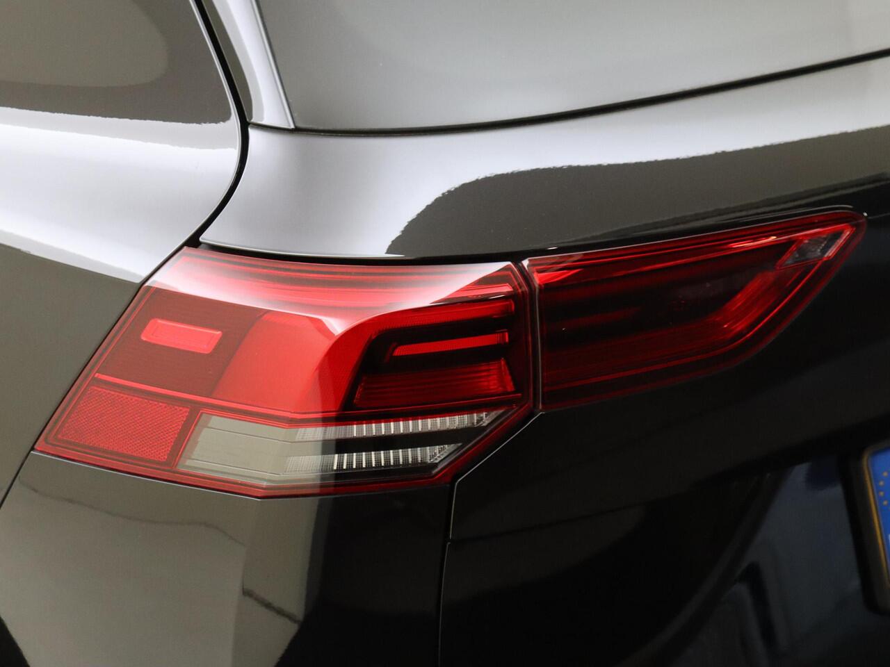 Volkswagen GOLF Variant 1.5 TSI R-Line | Achteruitrijcamera | 3-zone airco | Adaptieve cruise control | CarPlay | Sfeerverlichting | Digital cockpit |