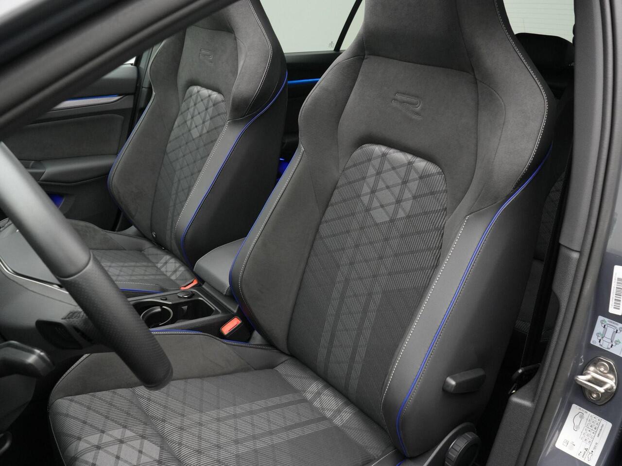 Volkswagen GOLF 1.5 eTSI 150 pk DSG R-Line Edition | Panoramadak | IQ Light | Black Style | Head-up display | Sportstoelen | Stoel-/stuurverwarming | 18 inch