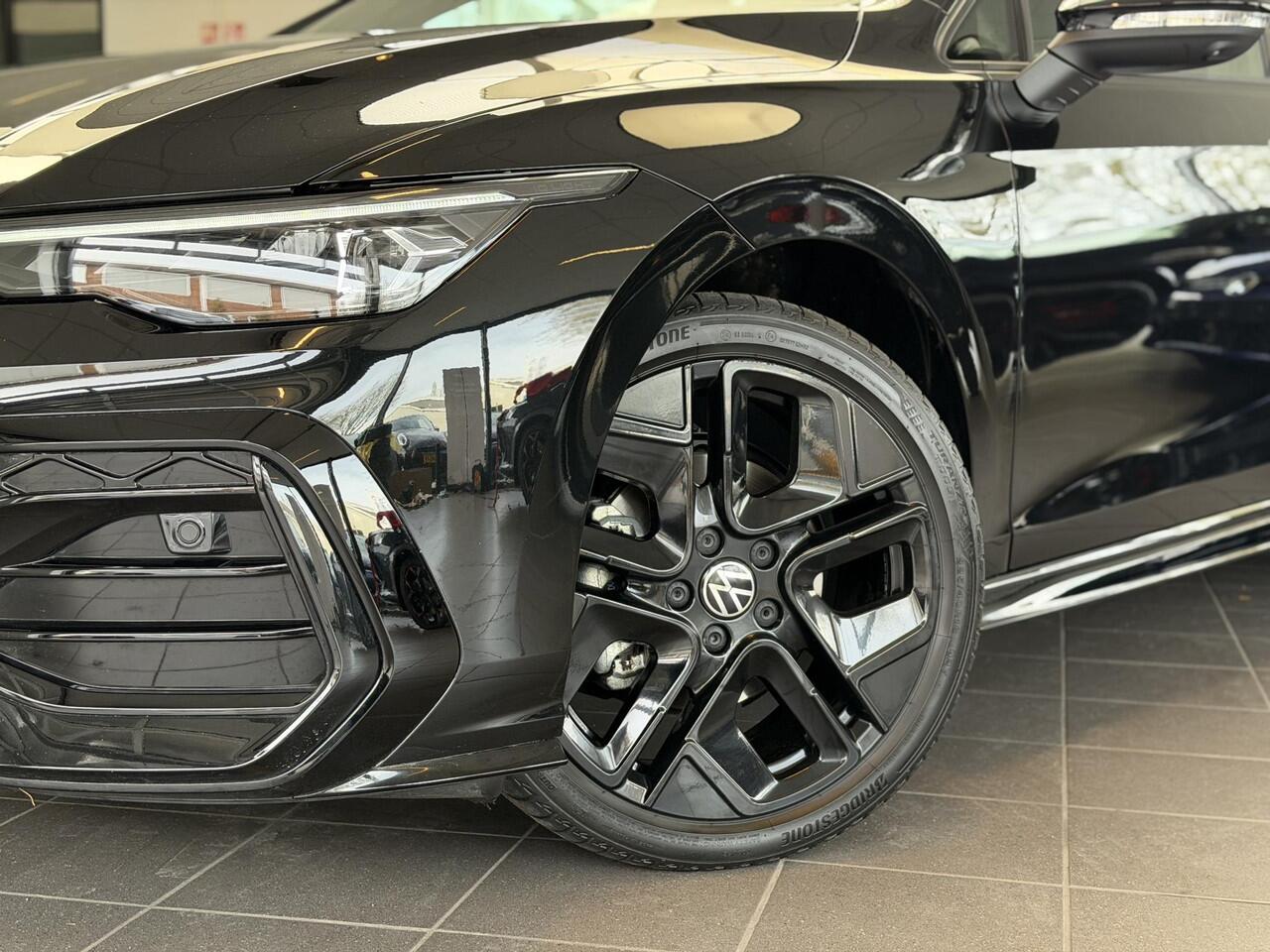 Volkswagen GOLF 1.5 eTSI R-Line Pano / Head-up / 360 /