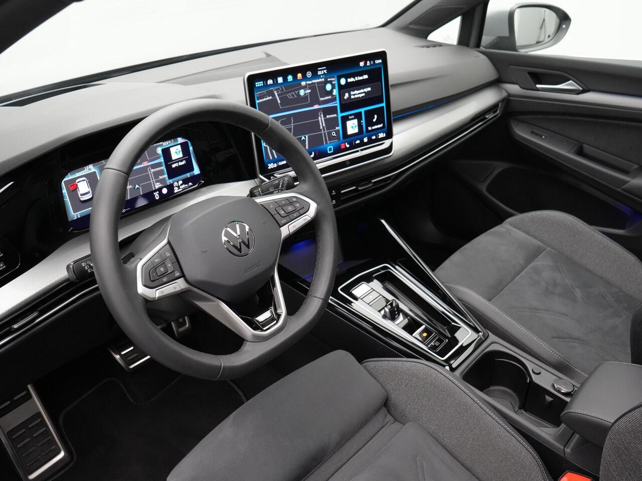 Volkswagen GOLF 1.5 eTSI 150 pk DSG Style Edition 50 | Panoramadak | IQ Light | Rondomzicht camera | Head-up Display | Stoel-/stuurverwarming | 18 inch