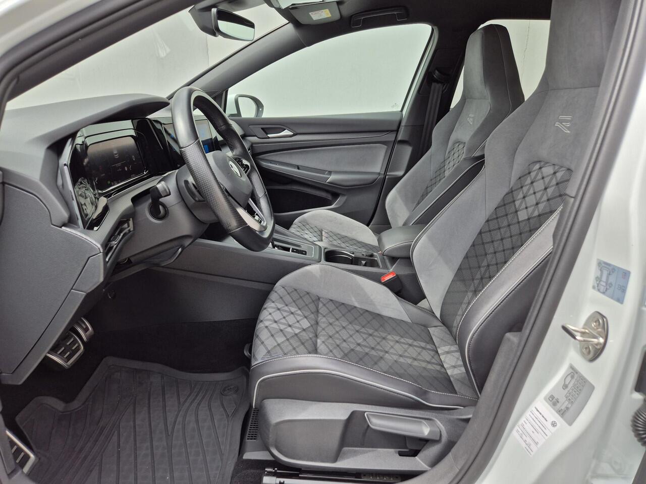 Volkswagen GOLF 1.5 eTSI R-Line Automaat / Apple Carplay Android Auto / LED-lichtpakket / Virtual Cockpit / Achterruitrijcamera / Navigatie / Adaptief CC / Climate control /