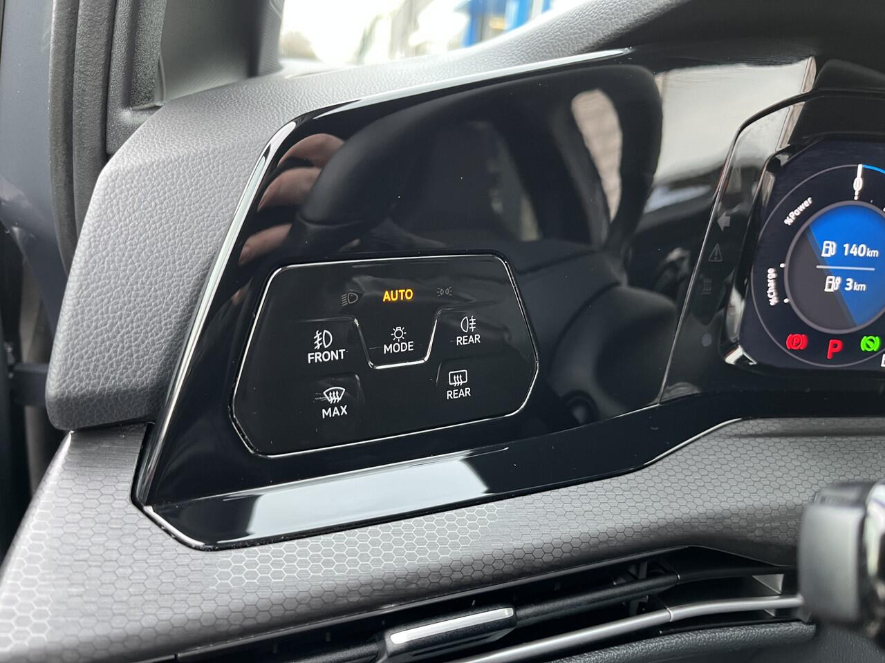 Volkswagen GOLF 1.4 eHybrid GTE / AUTOMAAT/ 245 PK/ BLACK STYLE/ IQ. LIGHT/ LED MISTLAMPEN/ KEYLESS/ ADAPT. CRUISE/ CLIMA 3-ZONE/ HEAD-UP DISPLAY/ PARK. SENSOREN + CAMERA