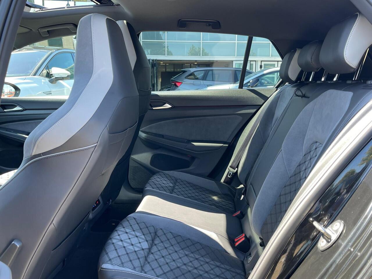 Volkswagen GOLF 1.5 eTSI 150PK DSG R-Line Business / Black Style / Panoramadak / Achteruitrijcamera / Digital Cockpit Pro / 18'' LMV / VW