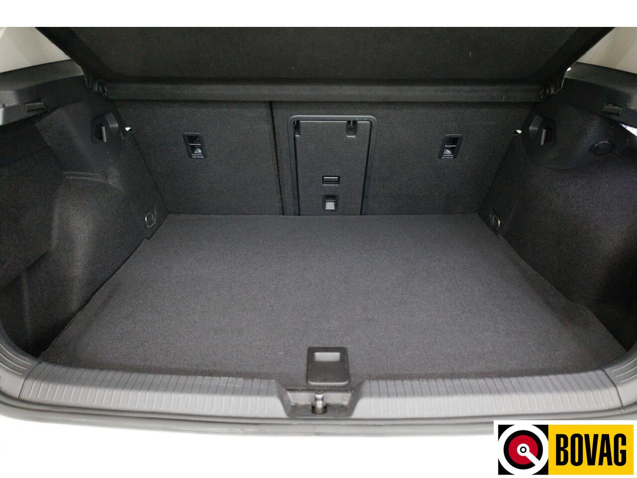 Volkswagen GOLF 1.4 eHybrid 204 PK | Camera | Elec. Ergo best. stoel met geheugen en massage | Adap.Cruise, Travelassist, Navigatie, App. connect, IQ Led