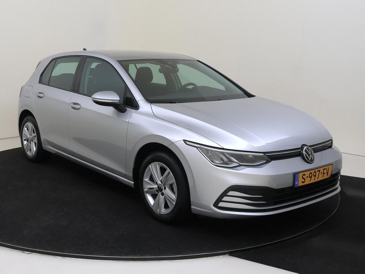 Volkswagen GOLF 1.0 TSI Life | Parkeersensoren | Adaptieve cruise control | CarPlay | Sfeerverlichting | Electronic climate control | Lane assist |