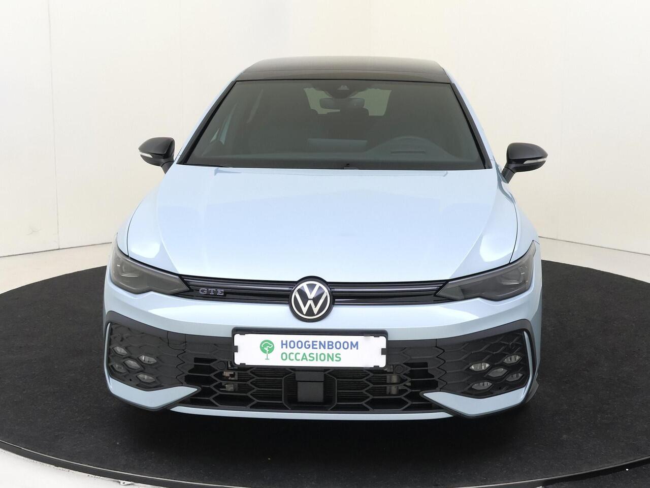 Volkswagen GOLF 1.5 eHybrid GTE | Panoramadak | Trekhaak | Head-up display | Keyless | Black style | Parkeerassistent | LED matrix verlichting | Adaptieve demping |